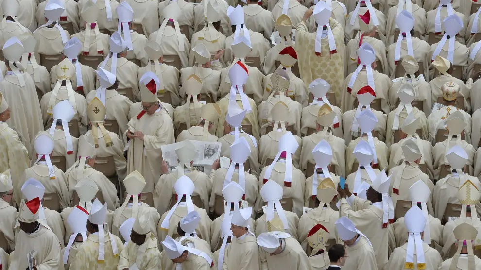 Obispos rezando en el Vaticano