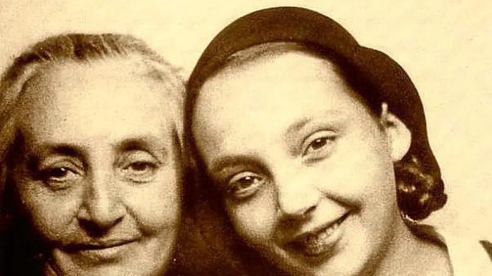 Con su madre, Marie Legrand. Una resistente.