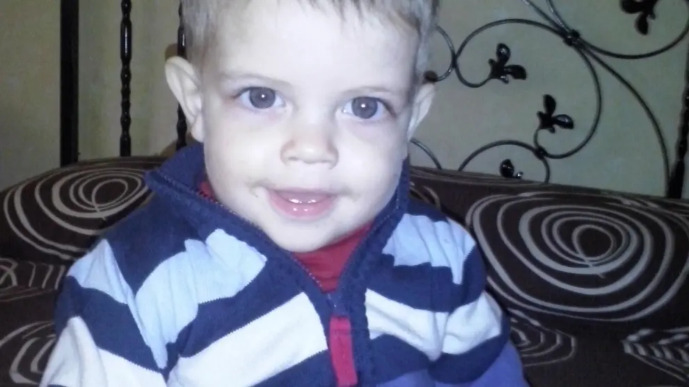 Javier Esteban Latre, de 16 meses de edad, padece el raro síndrome de Pearson.
