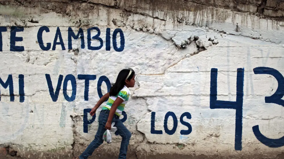 Un graffiti en las paredes del Estado de Guerrero, recuerda a los 43 jóvenes desaparecidos y llama al boicot en las elecciones de México.