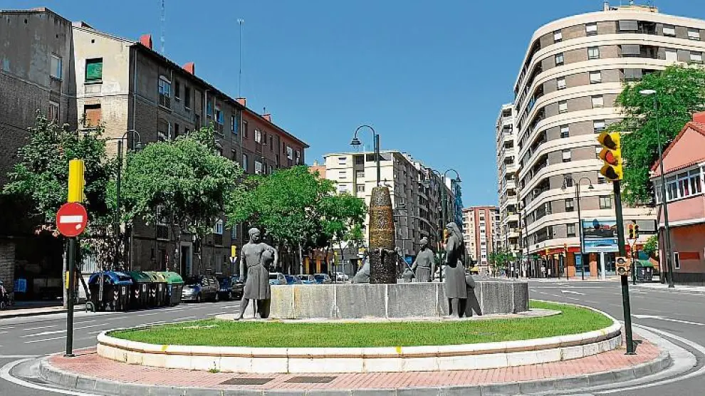 El itinerario comienza en la fuente de Las Aguadoras, en el barrio de las Fuentes, un conjunto de 1980 de la catalana Luisa Granero.