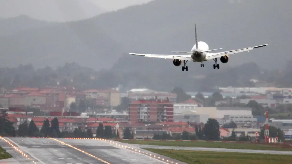 Complicado aterrizaje de un avión en Bilbao por las fuertes rachas de viento.