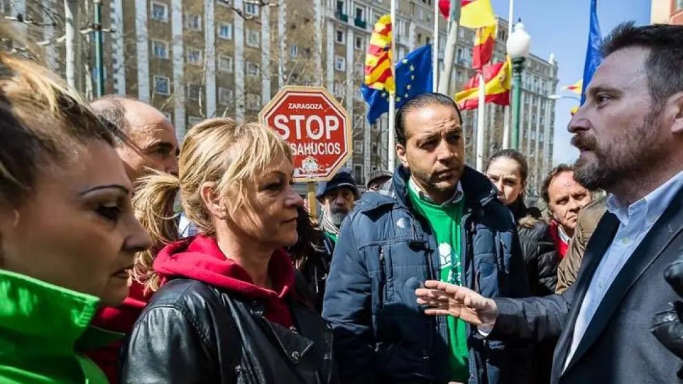 El consejero de Vivienda, José Luis Soro, habló con algunos afectados de la Plataforma Stop Desahucios que se manifestaban frente a la sede del Gobierno de Aragón