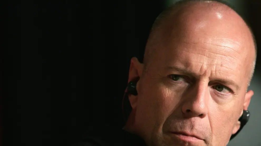 El actor estadounidense Bruce Willis luce su calva sin complejos..