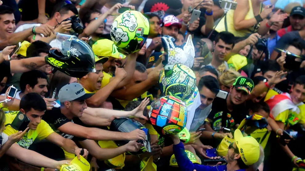 Valentino Rossi, aclamado por sus seguidores ayer en el circuito de Motorland en Alcañiz.