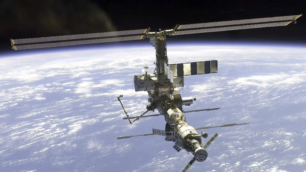 La Estación Espacial Internacional, con la Tierra al fondo.