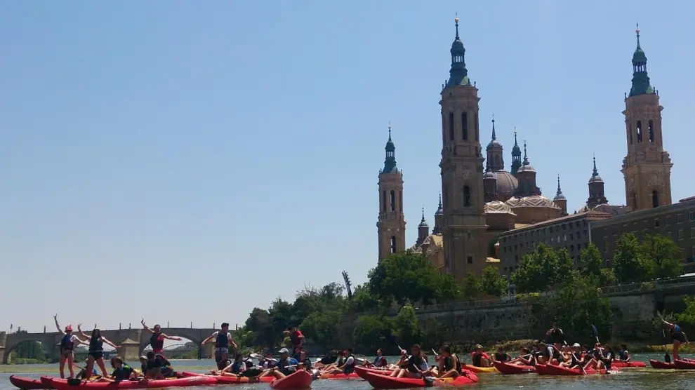 Descenso fluvial de Ebronautas con escolares en piragua en junio en Zaragoza.