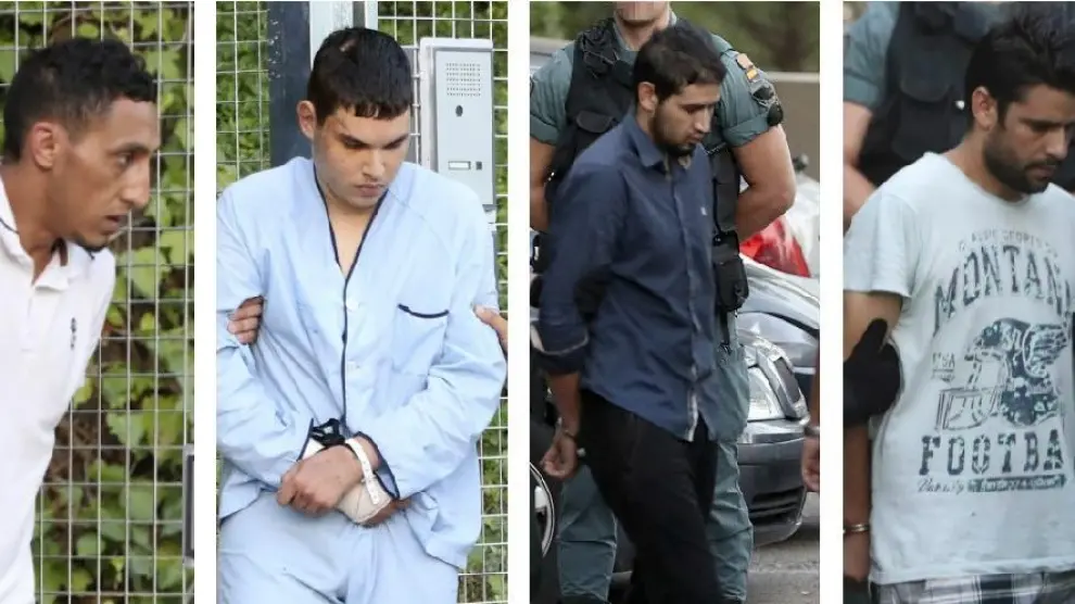 Los cuatro detenidos tras los atentados durante su traslado al tribunal.