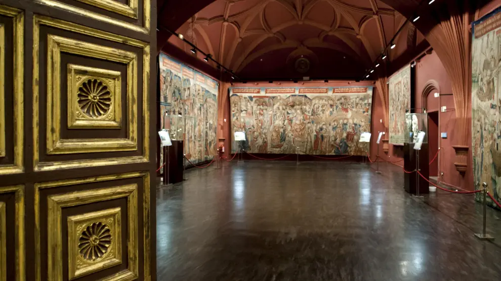 Entrada a las salas del Museo de Tapices de La Seo, en Zaragoza.