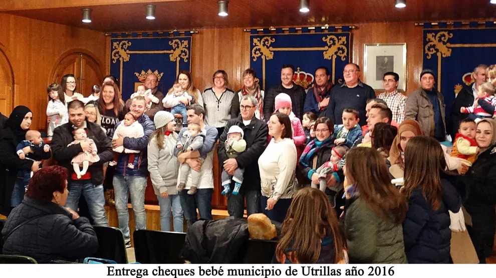 Acto de entrega de los cheques bebé en el Ayuntamiento de Utrillas en 2016.