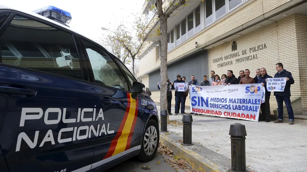 Concentración de policías ante la Comisaría Provincial de Huesca en diciembre de 2015 para pedir más personal y medios.