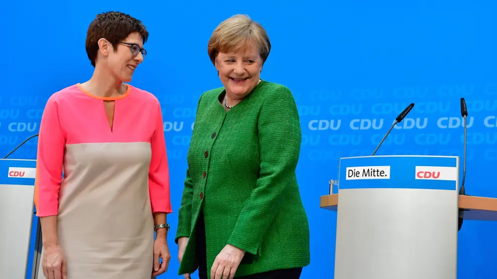Annegret Kramp-Karrenbauer junto a Angela Merkel este lunes.