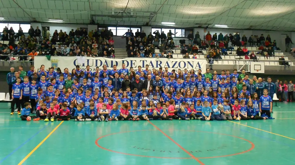 Foto de familia de todos los integrantes del Balonmano Tarazona.
