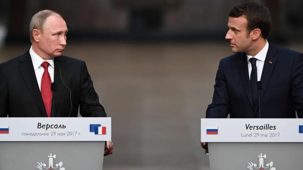 Macron, al lado de Vladimir Putin