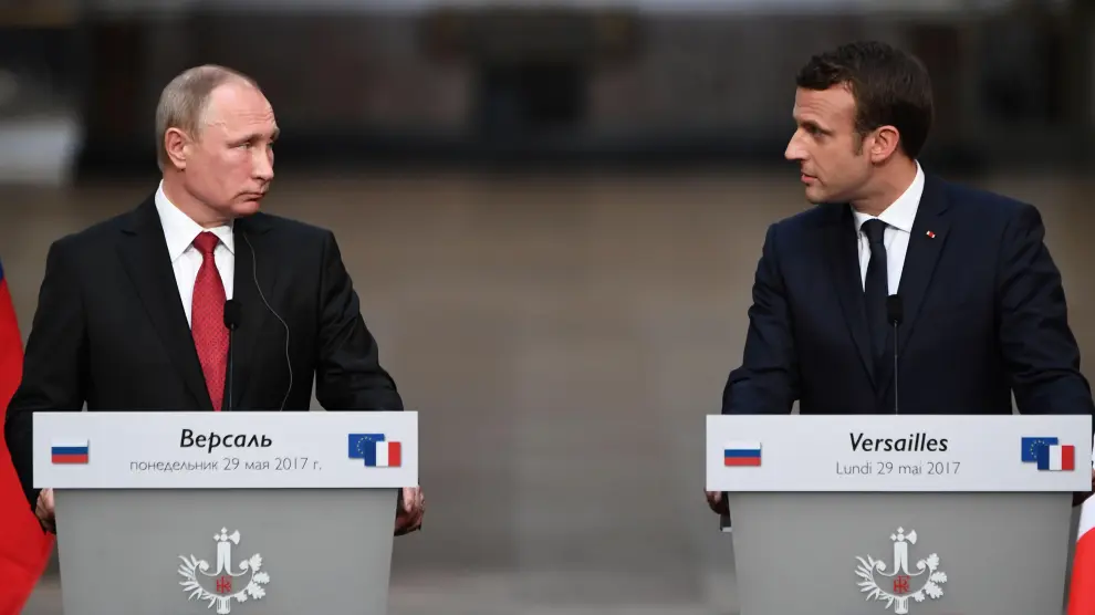 Macron, al lado de Vladimir Putin