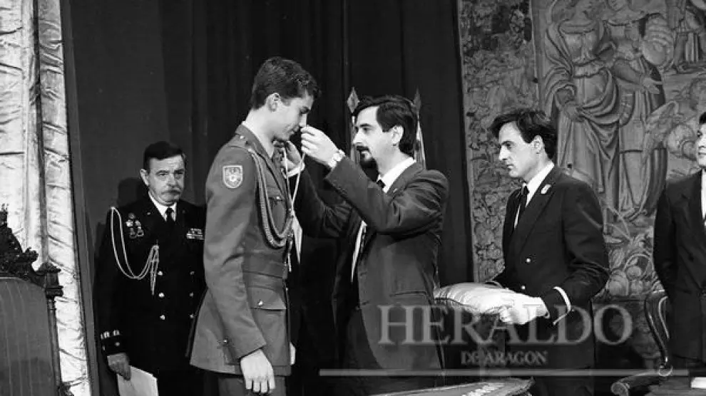 Antonio Embid, presidente de las Cortes de Aragón, entrega la Medalla de las Cortes al príncipe en el palacio de la Aljafería el 10 de mayo de 1986