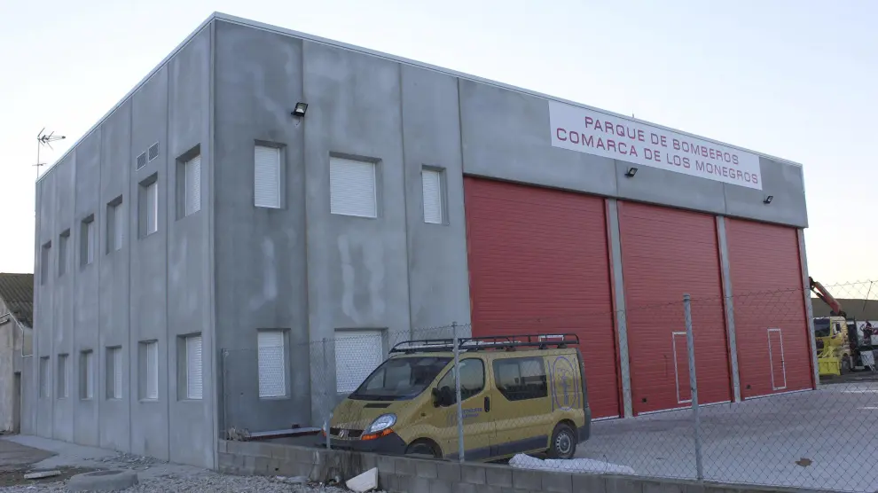 El nuevo parque de bomberos de Sariñena está acabado desde hace meses pero no tiene equipamiento ni personal aún