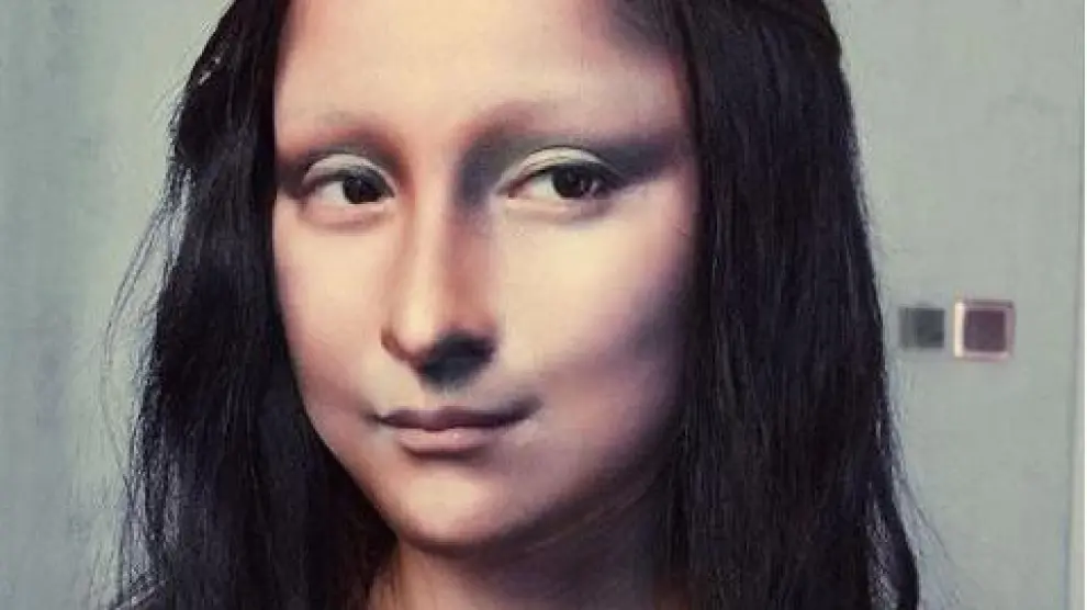 La joven que se maquilla como la Mona Lisa