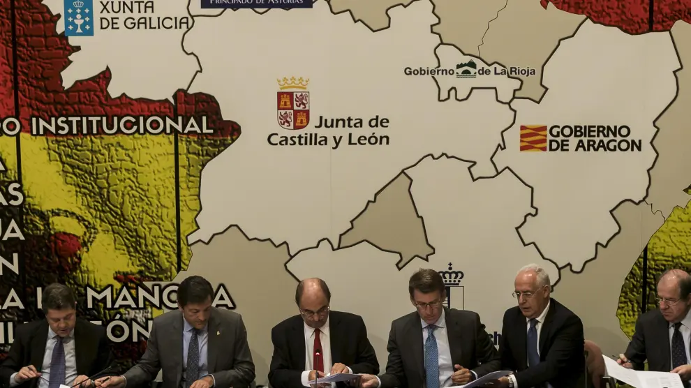 García-Page, Fernández, Lambán, Núñez Feijóo, Ceniceros y Herrera, ayer, durante la firma de la declaración de Zaragoza.