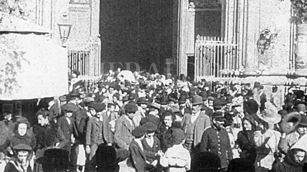 Rodaje de 'Salida de misa de 12 del Pilar 'en Zaragoza del pionero del cine español, el zaragozano Eduardo Jimeno Correas el 5 de noviembre de 1899