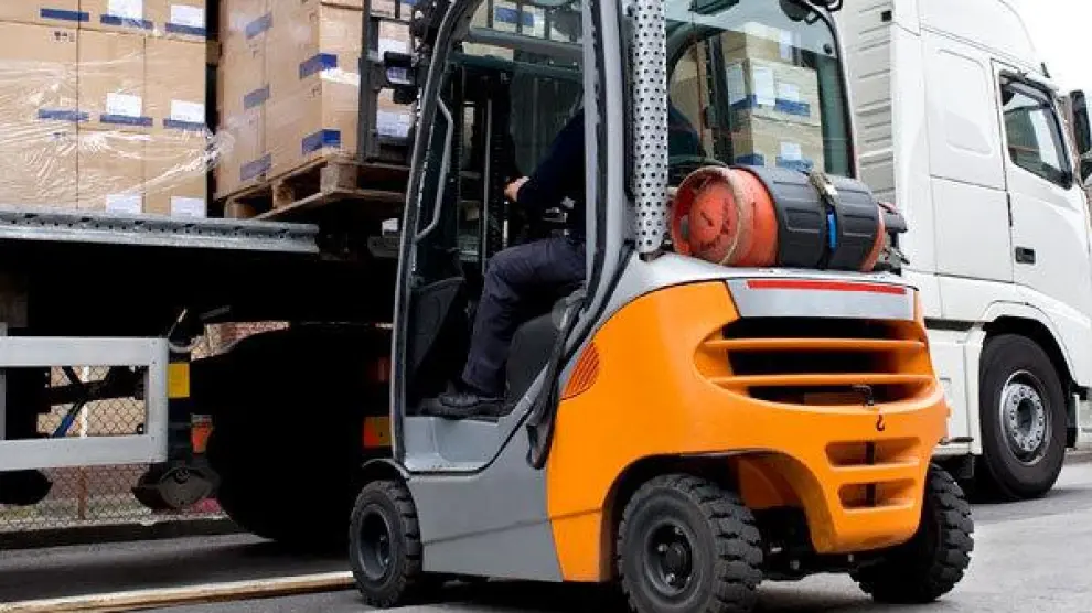 Un carretillero carga mercancía en un camión