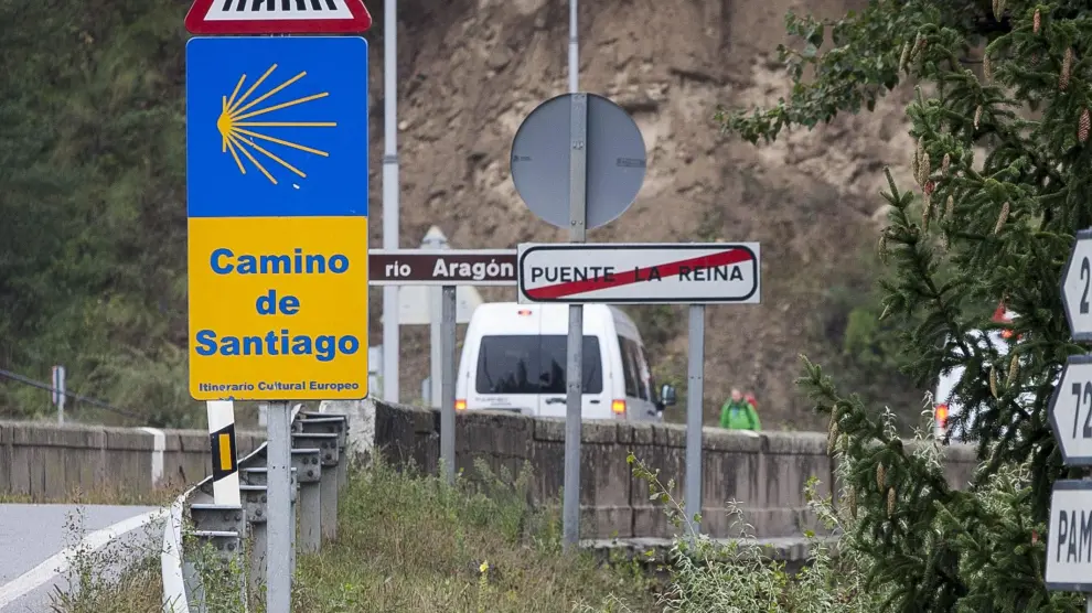 Cartel indicador del Camino de Santiago situado en la localidad oscense de Puente la Reina de Jaca.