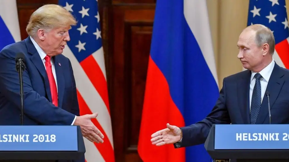 Donald Trump y Vladimir Putin se dan la mano tras la rueda de prensa ofrecida en el palacio presidencial de Helsinki