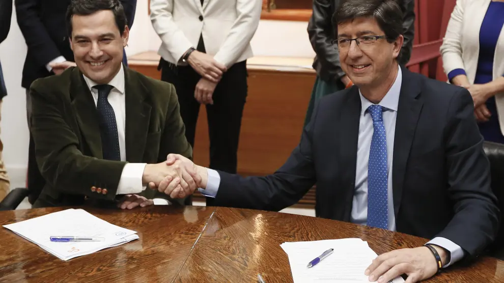 El presidente andaluz del PP, Juanma Moreno, y el presidente de Cs, Juan Marín.
