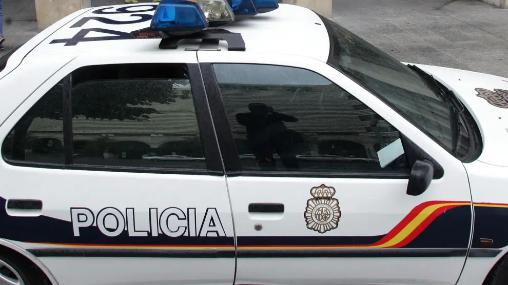 Un coche patrulla de la Policía Nacional, en Zaragoza.