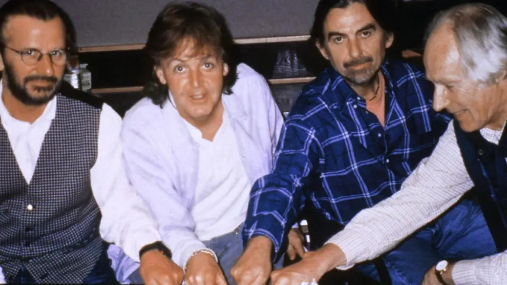 The Beatles y el productor George Martín en los estudios, en una imagen de archivo.