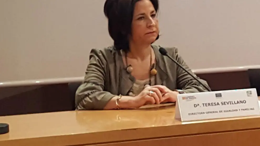 La directora general de Igualdad y Familias, Teresa Sevillano; la consejera de Ciudadanía y Derechos Sociales, María Victoria Broto, y la presidenta de la UCA, Fernanda Blanco.