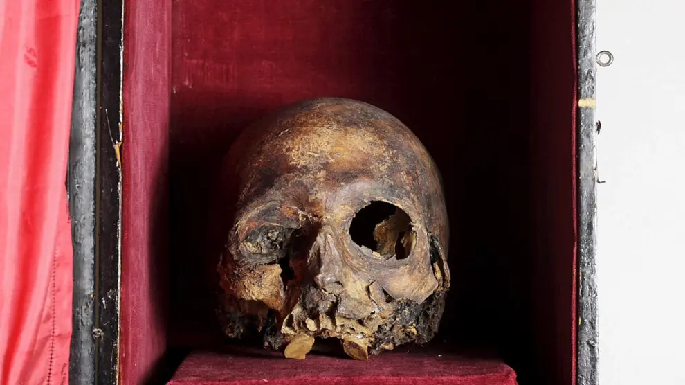 Cráneo del Papa Luna en una urna donde se guarda.