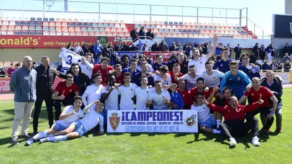 El DH Juvenil del Real Zaragoza celebra el título en Reus.