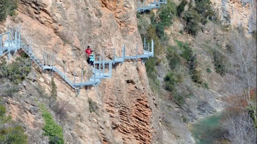 Recorrer las pasarelas de Alquézar sobre el río Vero cuesta dinero desde el sábado, 13 de abril.