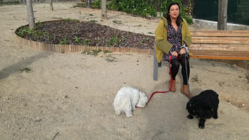 Manuela García Villamayor, exdirectora del Centro Municipal de Protección Animal, pasea a sus dos perros en el pueblo, donde vive ahora tras jubilarse en enero.