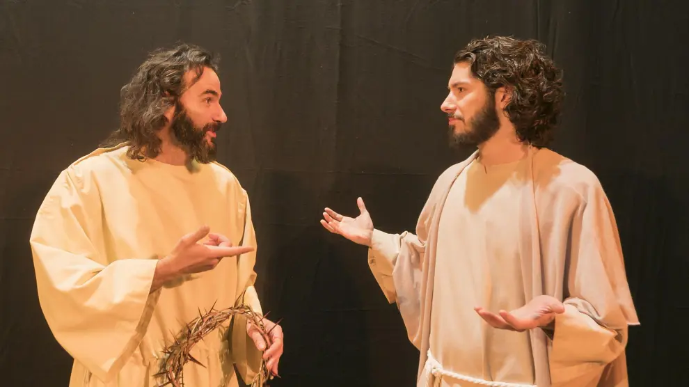 Javier Machuca -izda.- interpreta a Jesús los domingos y Jorge Cored lo encarna los sábados.
