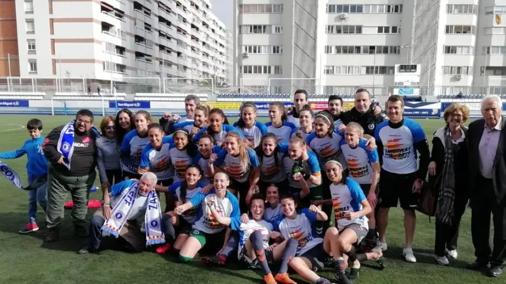 Los componentes de Zaragoza CFF celebra el título a pie de campo