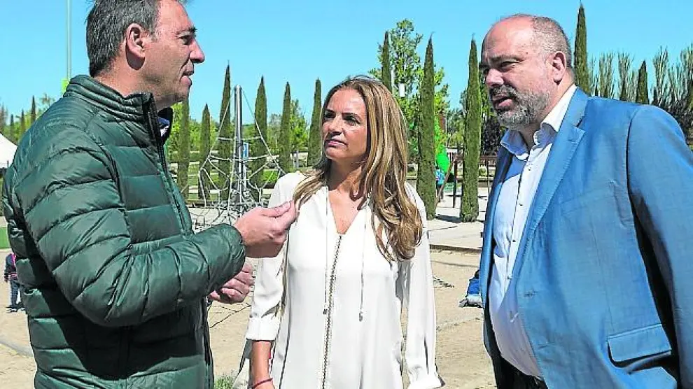 Miguel Dalmau, Susana Sumelzo y Pau Marí-Klose, este sábado, en el Parque del Agua de Zaragoza.