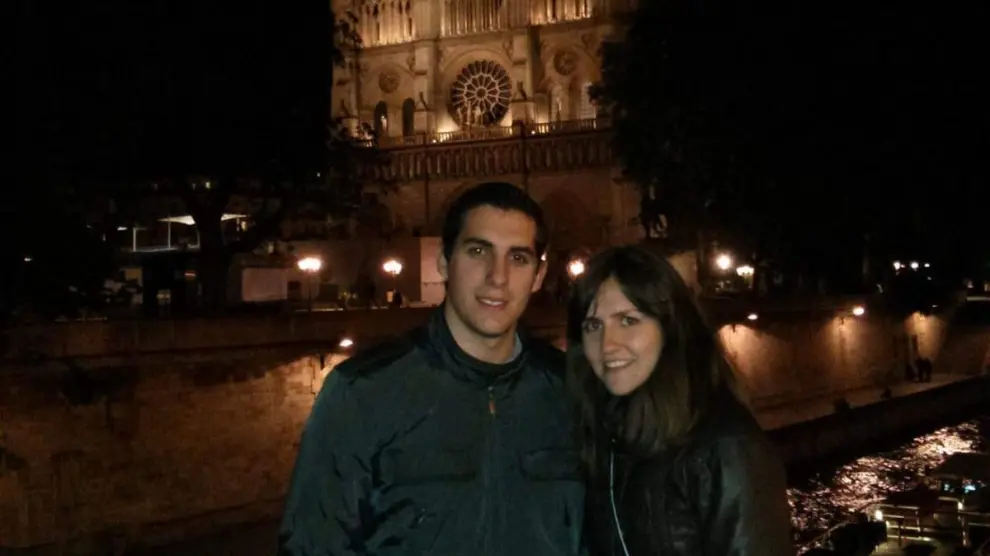 María y su pareja, ambos enfermeros emigrados en París, en Notre Dame hace seis años.