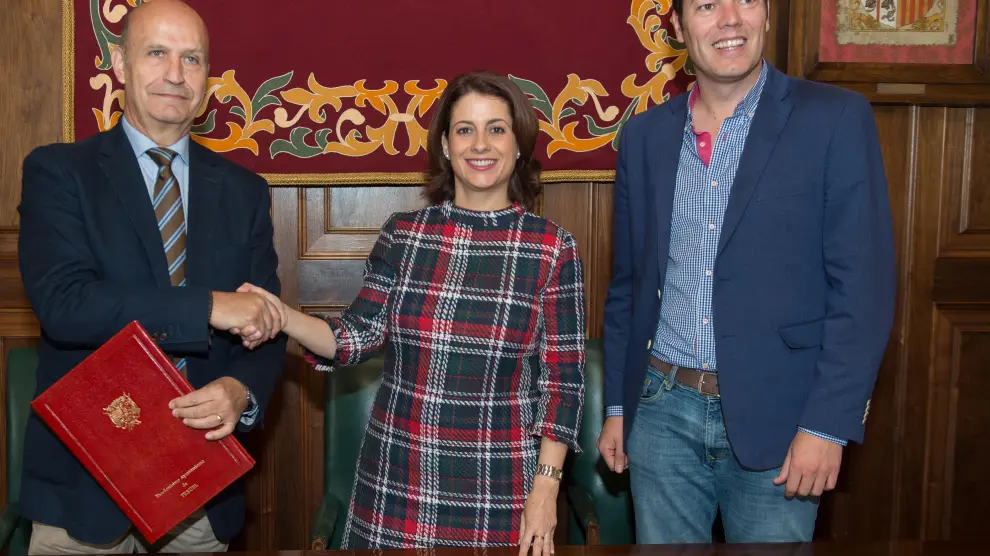 Carlos Ranera, presidente del CV Teruel, con la alcaldesa Emma Buj y el concejal Javier Domingo. J. Escudero