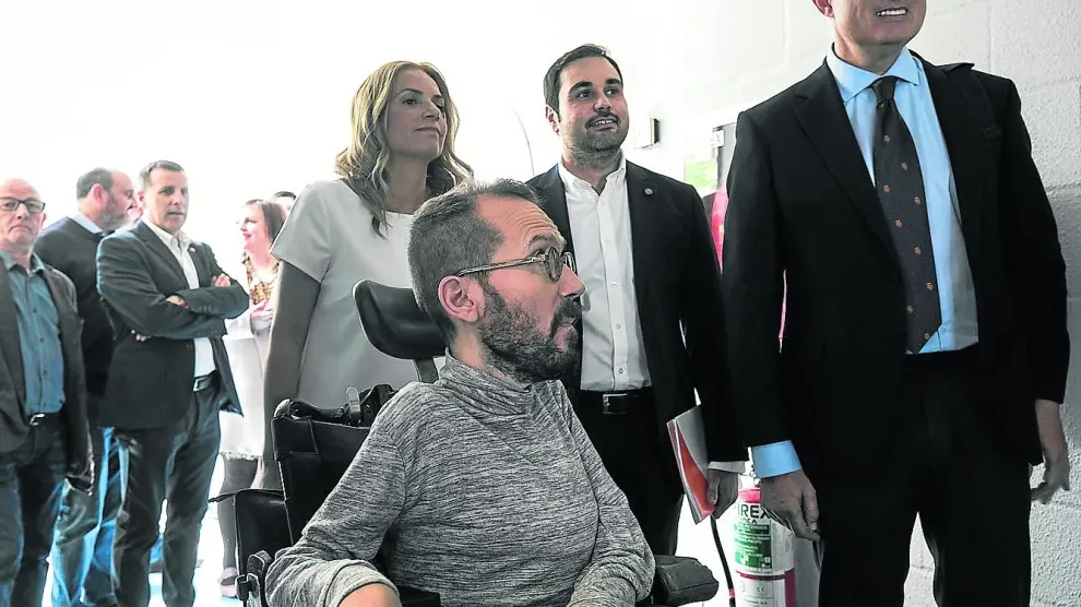 Echenique, Sumelzo, Gómez y Suárez, antes de entrar a maquillaje para protagonizar el debate de Aragón TV, este martes.