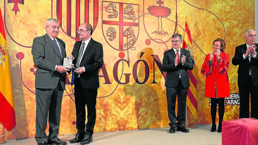 Javier Lambán entrega la Medalla a los Valores Humanos al presidente de Atadi, José Luis Gómez.