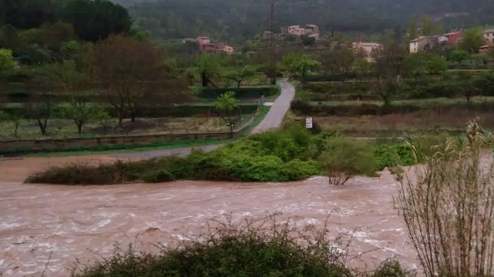 Los vecinos de Olba se han quedado incomunicados en plena Semana Santa por la crecida del río Mijares tras las lluvias de este miércoles en Teruel.