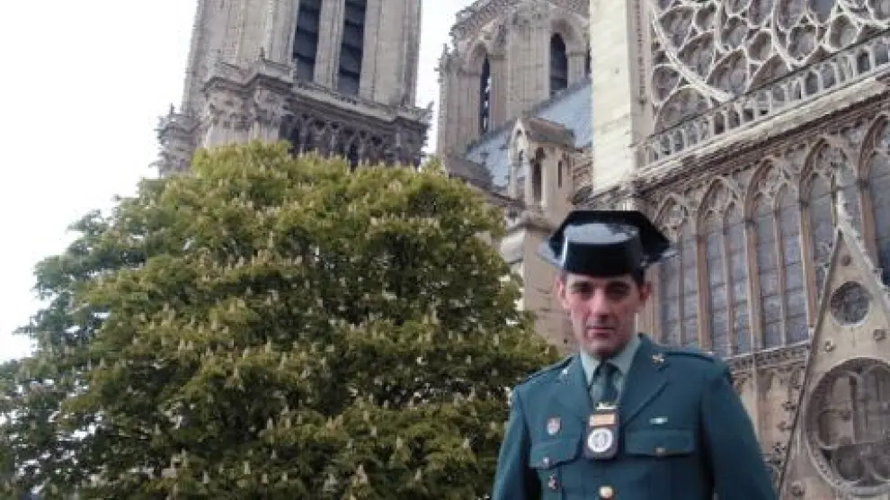 Stéphane Urbain, vestido de guardia civil en Notre Dame.
