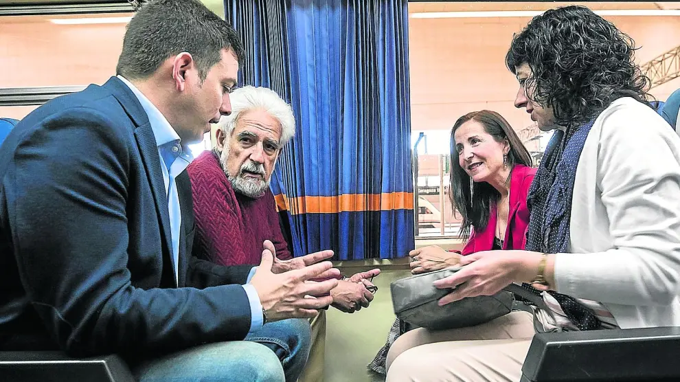 Alberto Jiménez, Manuel Gimeno, Alejandra Cortés y Susana Val, en animada conversación