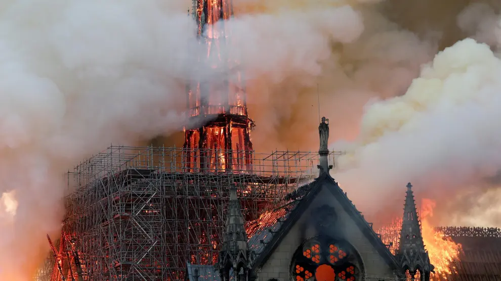 FILE PHOTO: Smoke billows as fire engulfs the spire of Notre Dame Cathedral in Paris, France April 15, 2019. REUTERS/Benoit Tessier/File Photo [[[REUTERS VOCENTO]]] APPS-SOCIALMEDIA/ (COLUMN)