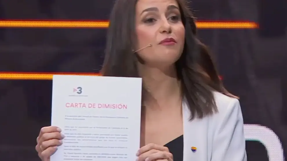 Inés Arrimadas le entrega una carta de dimisión completamente rellenada a Vicent Sanchis para que dimita.