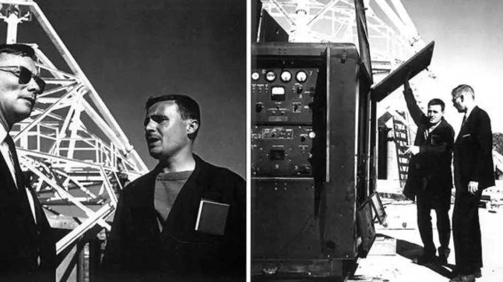 El electromecánico José López muestra los equipos a Otto Womick (con gafas de sol), primer director americano de la estación de Fresnedillas.