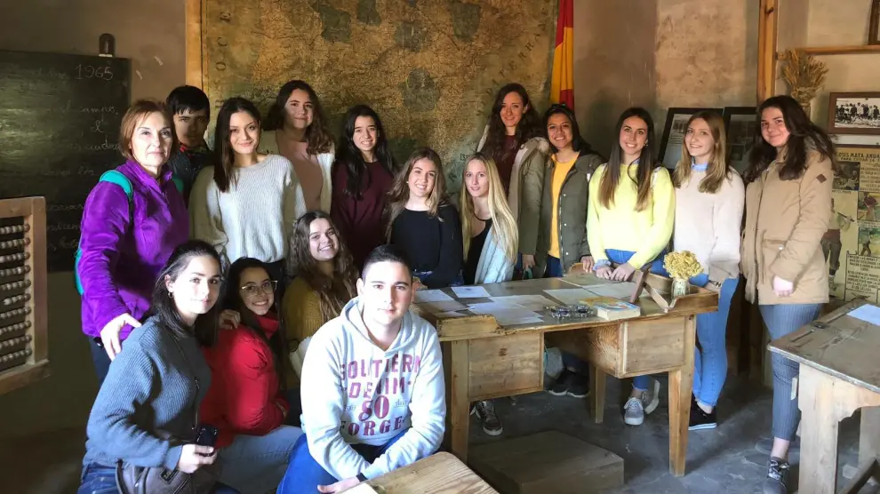 Estudiantes de Magisterio del Campus de Teruel en la escuela-museo de la Cañada de Benatanduz.