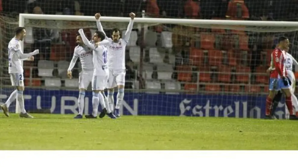 Los jugadores del Real Zaragoza celebran el triunfo por 1-2 en Lugo el 9 de febrero en el Anxo Carro.